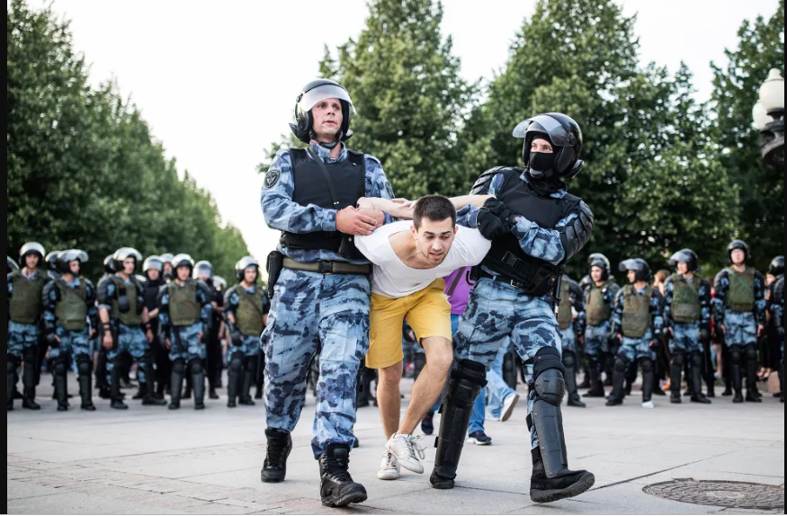Более 1000 задержанных: фото и видео жестокого разгона протестов в Москве