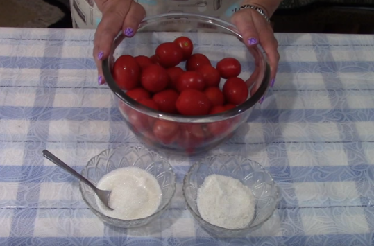 Помидоры в собственном соку можно давать даже маленьким детям