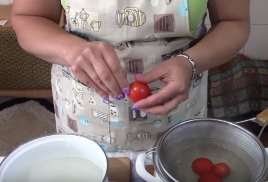 Помидоры в собственном соку можно давать даже маленьким детям