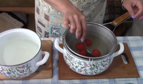 Помидоры в собственном соку можно давать даже маленьким детям