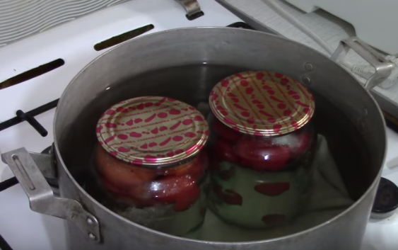 Помидоры в собственном соку можно давать даже маленьким детям