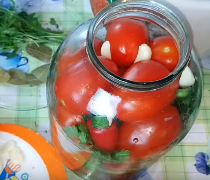 Квашеные помидоры на зиму быстро готовятся