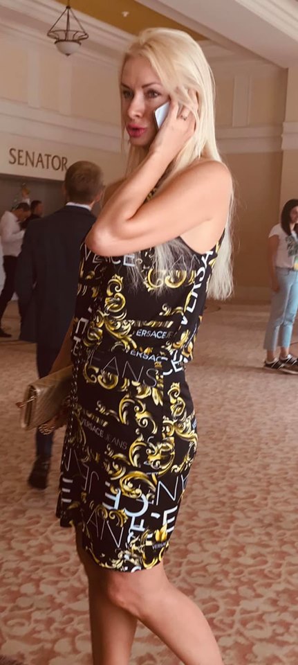 Ирина Аллахвердиева в наряде от Versace / facebook/annasteshenko