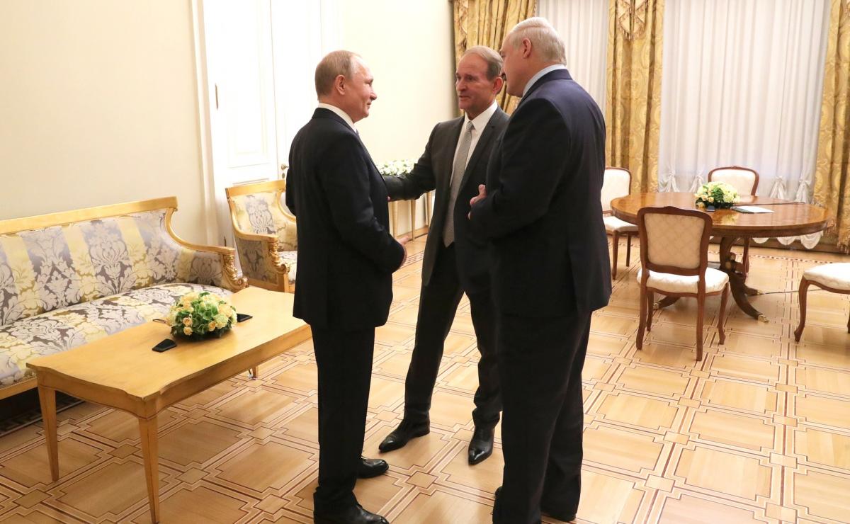 Виктор Медведчук, Владимир Путин и Александр Лукашенко на встрече в Кремле Виктор Медведчук, Владимир Путин и Александр Лукашенко на встрече в Кремле