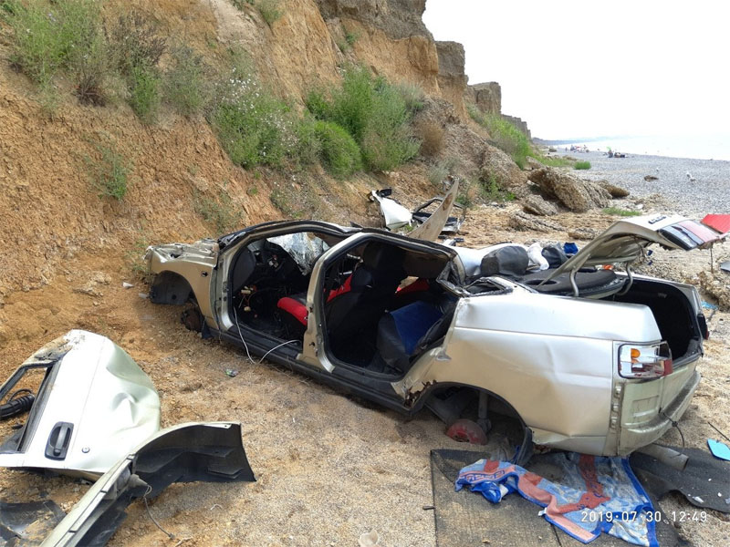 В Крыму авто упало с обрыва В Крыму авто упало с обрыва