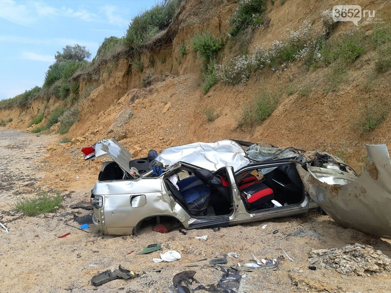 В Крыму авто упало с обрыва В Крыму авто упало с обрыва