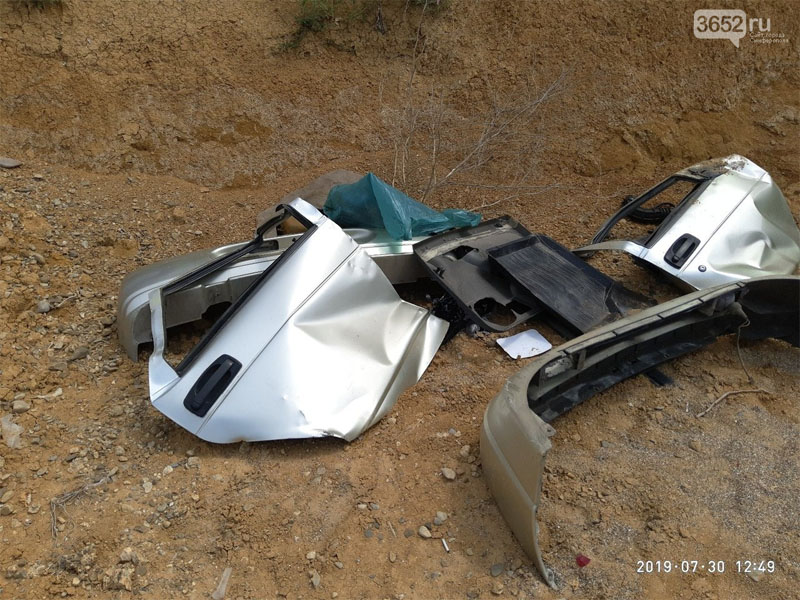 В Крыму авто упало с обрыва В Крыму авто упало с обрыва