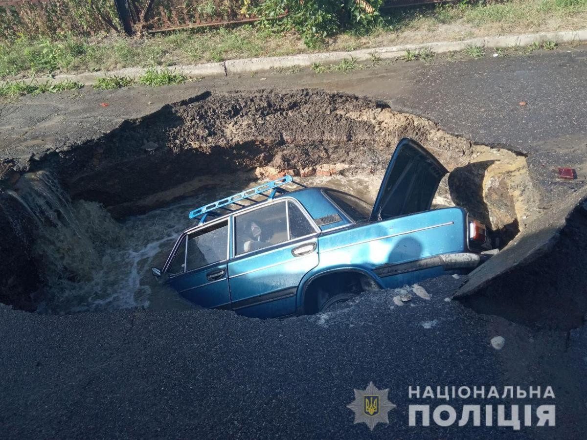 В Полтаве авто на ходу провалилось под асфальт и затонуло в яме с водой -  новости Украины