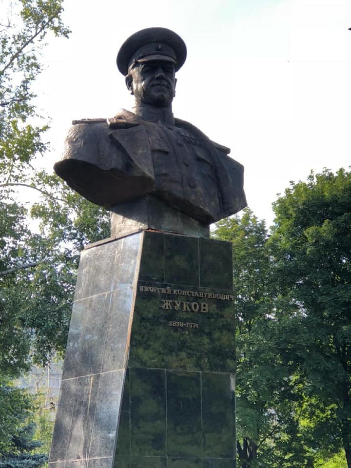 Осквернили памятник жукову. Памятник маршалу Жукову. В Харькове снесли памятник Жукову. Памятник Жукову на Украине.