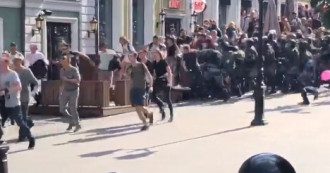 Силовики жестко разгоняют митинг в Москве / скриншот Силовики жестко разгоняют митинг в Москве / скриншот