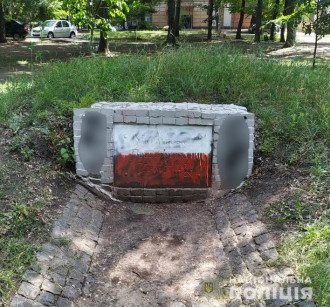 Памятник воинам УПА испортили второй раз на последние несколько дней / Фото: Нацполиция Памятник воинам УПА испортили второй раз на последние несколько дней / Фото: Нацполиция