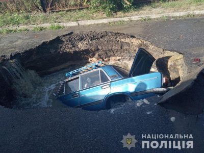 В Полтаве авто на ходу провалилось под асфальт и затонуло в яме с водой