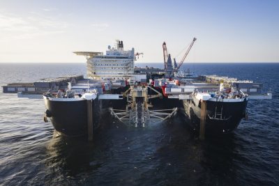 Cудно Pioneering Spirit ведет укладку газопровода Северный поток-2 в шведских территориальных водах