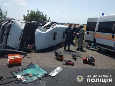 В ДТП погибла 25-летняя девушка, еще 15 пострадали / facebook/UA.National.Police.Nikolaev В ДТП погибла 25-летняя девушка, еще 15 пострадали / facebook/UA.National.Police.Nikolaev