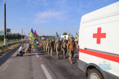 Встречали на коленях: в Херсоне провожают в последний путь убитую боевиками медика
