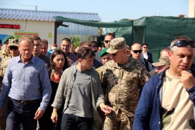 'Находим деньги и строим': Зеленский поговорил с людьми в Станице Луганской