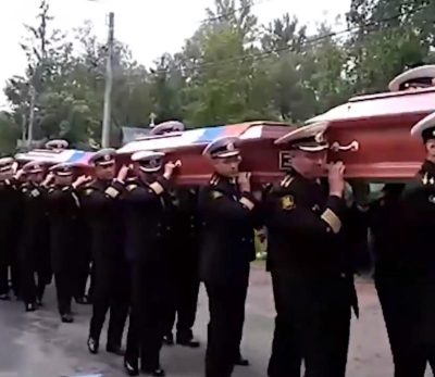 "Радиация кокнула, гробы из свинца": в Сети обсуждают похороны погибших на Лошарике 14 подводников