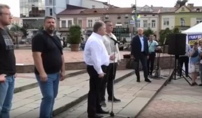 Порошенко возмутился криками "Позор" во время своего тура