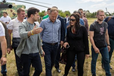 Чипировали? Раскрыт секрет таинственных браслетов Зеленского