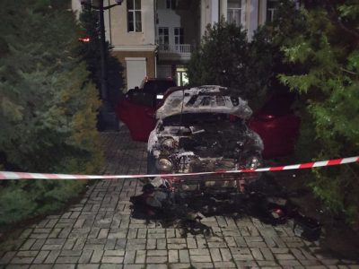 В Херсоне неизвестные подожгли авто помощницы кандидата в нардепы от Слуги народа
