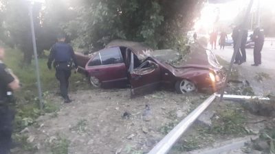 "Я умею ездить, смотри как": дерзкая 21-летняя девушка за рулем Mercedes-Benz влетела в дерево и погибла