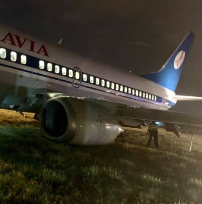 'Е*ать колотить, ползет на брюхе': самолет Минск-Киев с людьми на борту вынесло в поле - видео