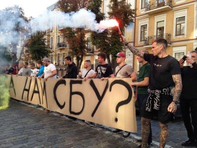 "Воняет вражеской пропагандой": активисты под СБУ провели пикет против канала 112 Украина и Медведчука