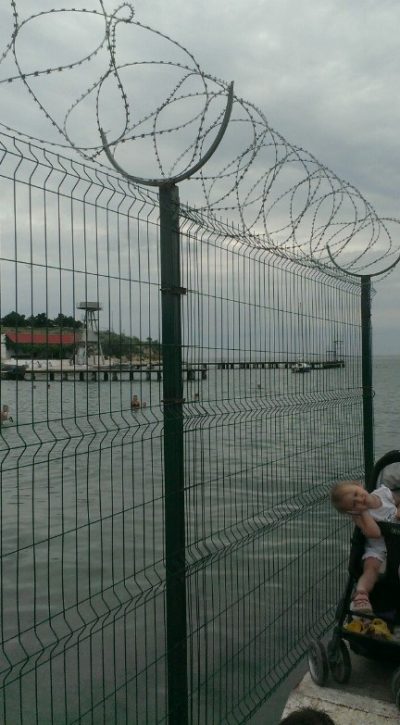 "На колени смерды, так вам и надо": любители блинов с лопаты льют слезы из-за "оккупации" пляжей в Крыму