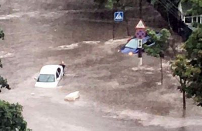 В Киеве мощный ливень превратил улицы в полноводные реки