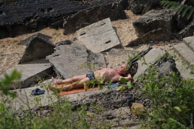 Масштабный оползень на пляже под Одессой: туристы-экстремалы загорают в 50 метрах от места ЧП