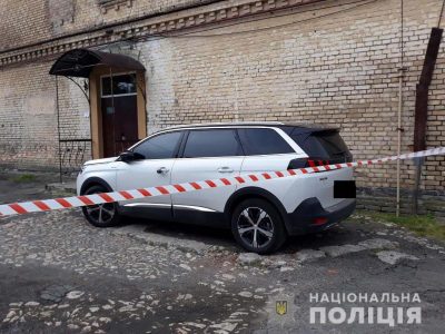К авто кандидата в нардепы прикрепили гранату и прострелили лобовое стекло