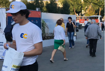 Журналист зафиксировал, что Миша Порошенко не увильнул от работы, а действительно агитирует за партию отца / Фото: Twitter/Roman Kravets