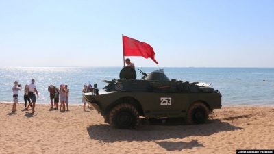 БТР тянули к берегу на буксире / Фото: Facebook/Сергей Бороздин БТР тянули к берегу на буксире / Фото: Facebook/Сергей Бороздин