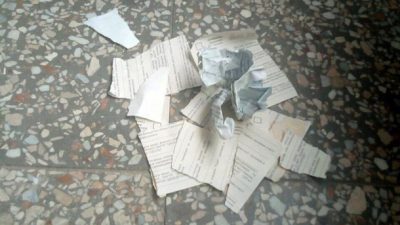 Женщина демонстративно порвала 2 бюллетеня / oporaua.org Женщина демонстративно порвала 2 бюллетеня / oporaua.org