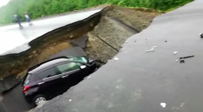 Автомобиль с россиянами на ходу провалился в огромную промоину на трассе