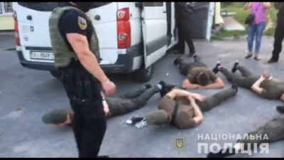 Под Киевом полиция остановила автобусы с подозрительными мужчинами