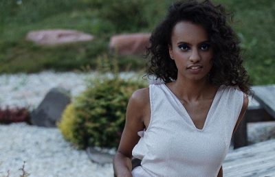 Звезда Квартала в трусиках сверкнула стройными ножками