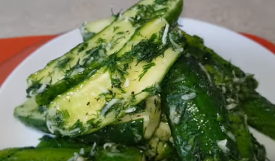 Малосольные огурцы в пакете готовятся около 30 минут