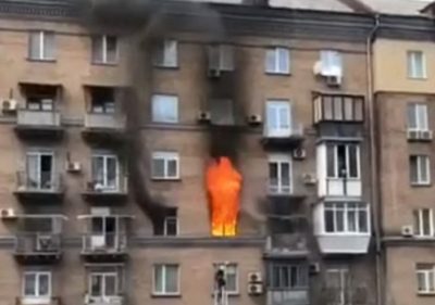 В центре Киева пылает многоэтажка, опубликовано видео