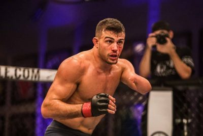 Однорукий боец дебютировал в Bellator с победы