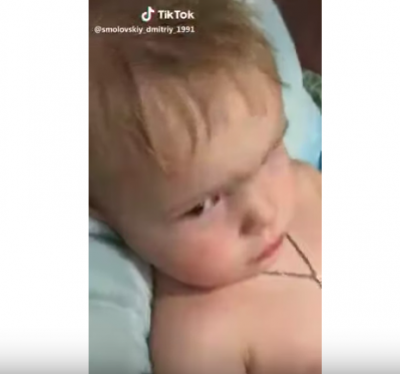 После угрозы ребенок соглашается закрыть глаза и постараться заснуть / скриншот видео После угрозы ребенок соглашается закрыть глаза и постараться заснуть / скриншот видео