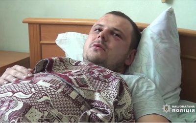 Пострадавшего полицейского госпитализировали / скриншот видео