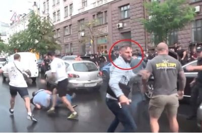 Никита Макеев - кто вскочил на авто Порошенко перед ГБР Никита Макеев - кто вскочил на авто Порошенко перед ГБР