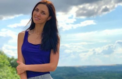 "Мм, какая курочка": Вика из НеАнгелов в бикини расхаживает со своим петушком