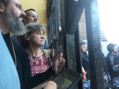 Протестующие нашли защиту от жестокости полиции в церкви / Фото: Facebook/Andrey Borzenko Протестующие нашли защиту от жестокости полиции в церкви / Фото: Facebook/Andrey Borzenko