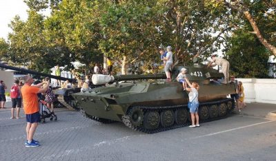 "Понаехавшая худоба, дебилы, позорище": в Сети обсуждают скрепы на параде в Крыму - фото