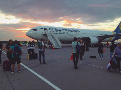 Пассажиров доставили в терминал, вылет резервного борта произошел после полуночи 30 июля / Фото thisara.morasin