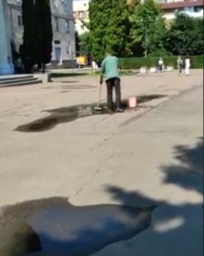 К визиту Зеленского в Черкассах высушили лужи: в сеть слили видео