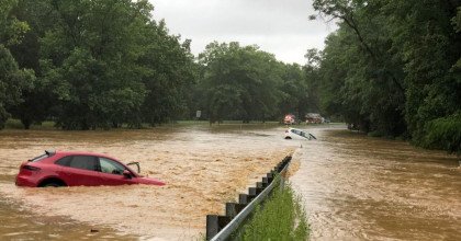 Воды по окна, люди рыдают: появилось видео, что натворила погода в Мариуполе