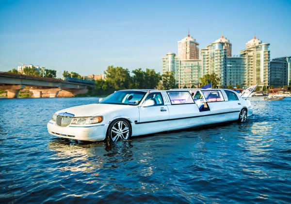 Единственный в мире: в Киеве появился плавающий лимузин